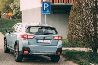 Pozor! Za parkování na invalidech hrozí hned dvě různé pokuty. Prý tady ale můžete beztrestně stát tři minuty - Garáž.cz